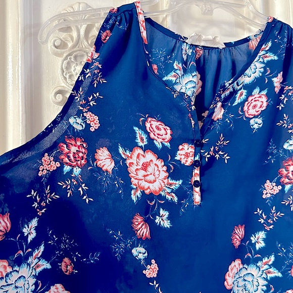 Ladies, Navy & Pink Floral Sleeveless Vented Tunic Blouse || US Medium - Picture 4 of 14